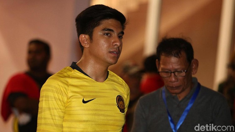 Momen Menpora Malaysia Tertahan di Dalam GBK Saat Ricuh Suporter Menpora Malaysia dan Ultras Malaya sempat tertahan di lorong pemain saat kericuhan suporter terjadi di GBK. Mereka menunggu situasi kondusif untuk kembali ke penginapan.