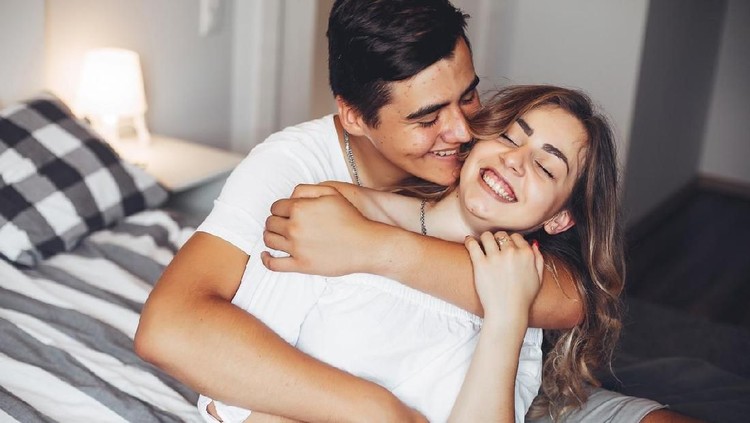 3 Posisi Bercinta Pengganti Gym yang Bantu Bakar Kalori Bunda bisa mencoba tiga posisi seks yang bisa bantu bakar kalori nih. Cukup menantang dilakukan bersama pasangan.