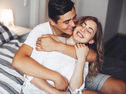 3 Posisi Bercinta Pengganti Gym yang Bantu Bakar Kalori