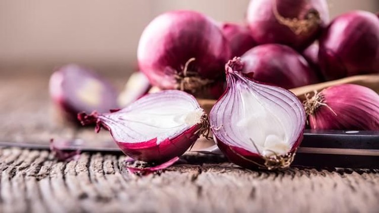 Bentuk bawang merah yang lebih kecil membuatnya lebih sulit dikupas, tapi ada metode yang bisa Bunda terapkan untuk menghemat waktu.