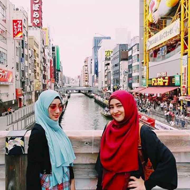 <p>Aktris Cindy Fatikasari beruntung bisa satu sinetron dengan putri sulungnya, Tengku Syaira Anataya. Namun, di sinetron <em>Tukang Ojek Pengkolan (TOP)</em>, keduanya bukan berperan sebagai ibu dan anak. (Foto: Instagram @cindyfatikasari18)</p>