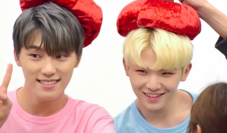Tak Miliki Hubungan Darah, 8 Idol Ini Terlihat Seperti Saudara Kembar Siapa saja 8 pasang idol yang terlihat seperti saudara kembar? Intip foto-fotonya berikut ini.