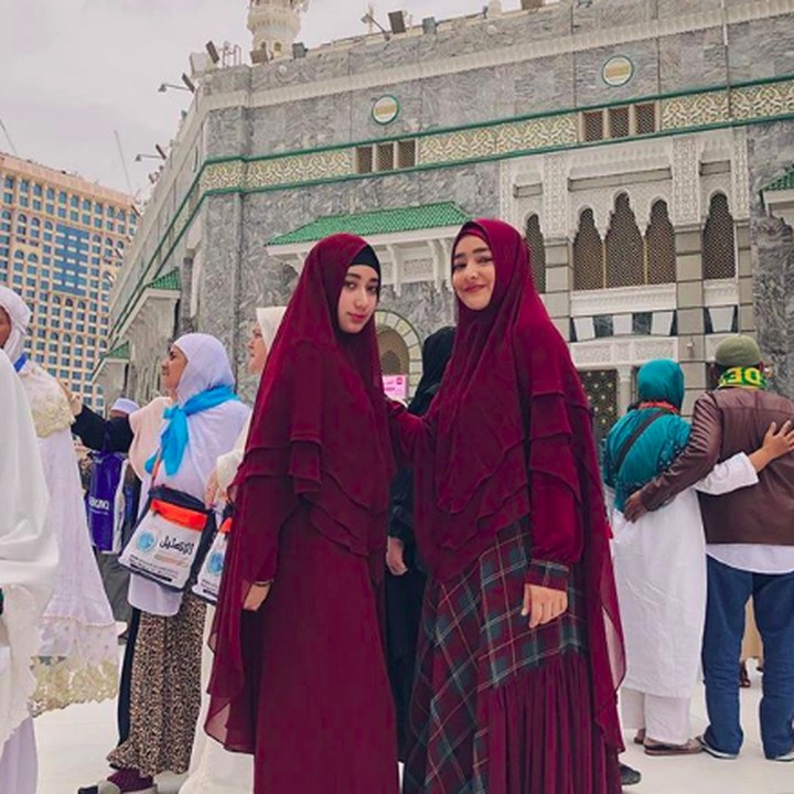 <p>Cindy Fatikasari menjadi Umi Amirah, sedangkan Syaira berperan sebagai Annisa di sinetron <em>TOP</em>. (Foto: Instagram @cindyfatikasari18)</p>