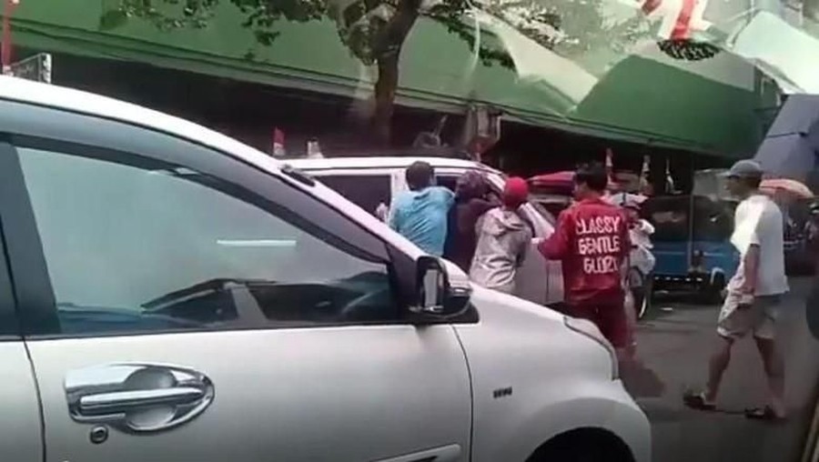 Viral Aksi Pemalakan di Pasar Tanah Abang Bikin Netizen Geram Sebuah video aksi pemalakan di kawasan pasar Tanah Abang, Jakarta Pusat viral. Video tersebut pun memancing emsoi para netizen.