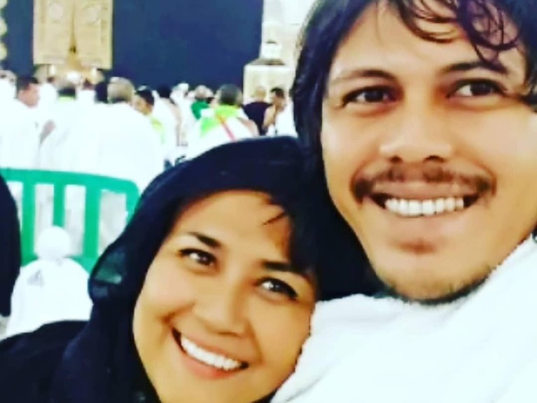 6 Potret Mesra Ria Irawan dan Sang Suami Sosok Mayk Wongkar, suami Ria Irawan, menjadi sorotan pasalnya ia setia merawat dan melewati cobaan terberat sang istri. Lalu seperti apa potret mesra mereka?