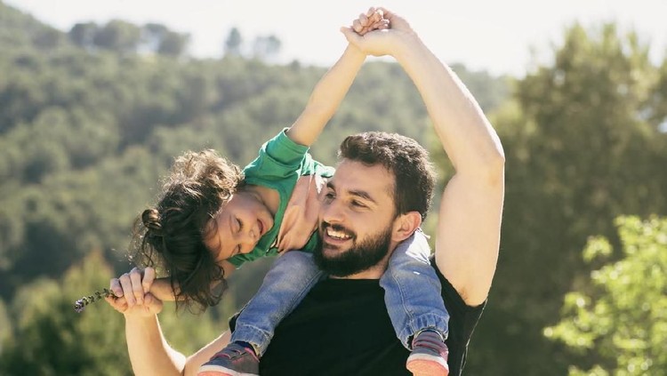 anak Bearded father and baby girl playing outdoors
