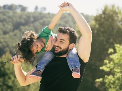 Latih Imajinasi Si Kecil dengan Menyanyi Lagu Anak 'Paman Datang'