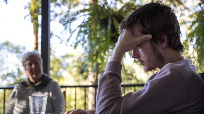 Deb Ware, left, urges her son, Sam, to go to rehab upon letting him return to her home for the first time since he last overdosed there three weeks earlier, in Fountaindale, Central Coast, Australia, Friday, July 19, 2019. But he doesn't like rehab, he says. He doesn't like the people who go there. He doesn't like the rules. And there's something else. 