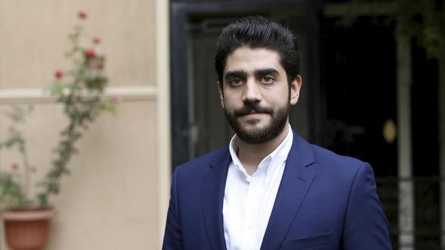 Anak Bungsu Eks Presiden Mesir Meninggal Diduga Sakit Jantung Abdullah Mursi, anak bungsu mendiang mantan presiden Mesir, Muhammad Mursi, dilaporkan meninggal diduga karena serangan jantung.