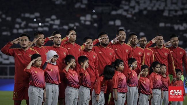 Timnas Indonesia vs Malaysia Pemain Timnas Indonesia menyanyikan lagu Indonesia Raya sebelum bertanding dengan Timnas Malaysia saat laga perdana Grup G Kualifikasi Piala Dunia 2022 zona Asia di Stadion Utama Gelora Bung Karno, Senayan, Jakarta, Kamis (5/9/2019).