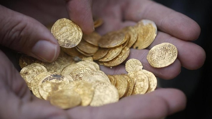 Ancient gold coins are displayed in Caesarea, north of Tel Aviv along the Mediterranean coast February 18, 2015. REUTERS/Nir Elias