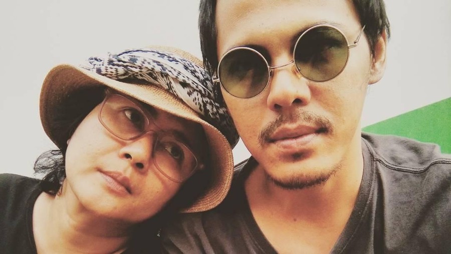 Suami Ria Irawan, Mayk Wongkar, mengungkapkan kerinduannya pada sang istri usai Ria meninggal dunia pada Senin (6/1).