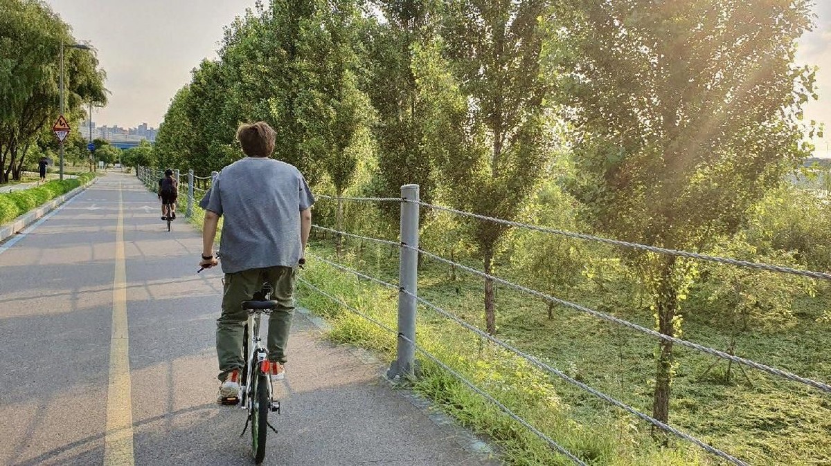 Beberapa potret RM BTS yang sedang menikmati liburannya di Korea dan terbang ke Eropa dan Italia versi Insertlive&period;