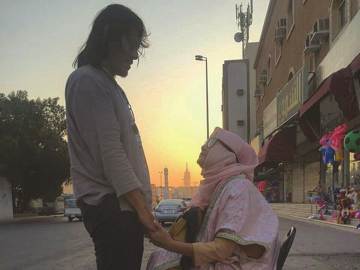 Sosok Mayk Wongkar&comma; suami Ria Irawan&comma; menjadi sorotan pasalnya ia setia merawat dan melewati cobaan terberat sang istri&period; Lalu seperti apa potret mesra mereka&quest;