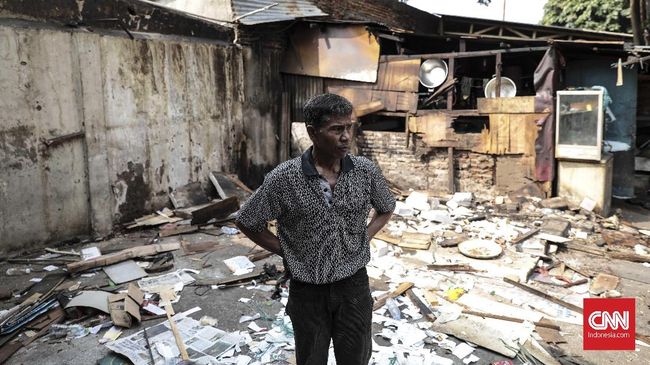 Keluh Kesah Pedagang soal Pelebaran Trotoar Jakarta Keputusan Pemerintah Provinsi DKI Jakarta untuk melebarkan sejumlah trotoar membuat khawatir para pedagang yang biasa berjualan di beberapa tempat di ibu kota.