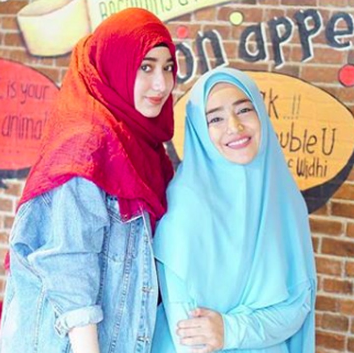 <p>Keduanya bagai pinang dibelah dua. Benar-benar mirip ya, Bun? (Foto: Instagram @cindyfatikasari18)</p>