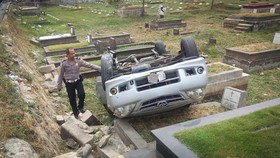 Mobil Terguling di TPU Tanah Kusir Usai Pengemudi Ziarah