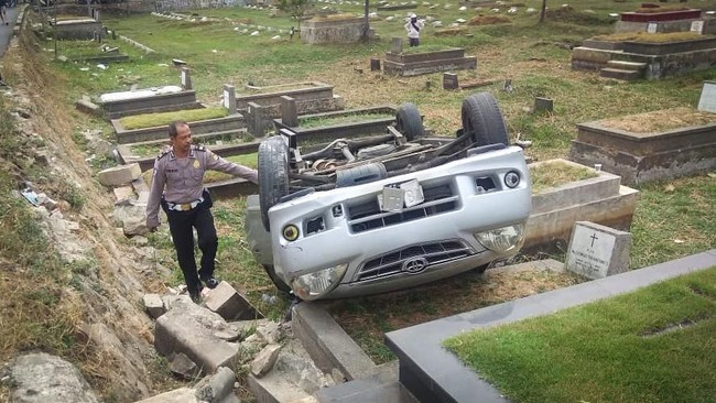 Kasatlantas Polres Metro Jaksel menyatakan tak ada korban dari peristiwa tersebut, pengemudi pun segera membawa mobil ke bengkel setelah dibalik kembali.