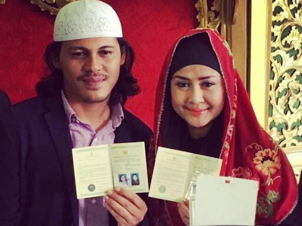 Sosok Mayk Wongkar&comma; suami Ria Irawan&comma; menjadi sorotan pasalnya ia setia merawat dan melewati cobaan terberat sang istri&period; Lalu seperti apa potret mesra mereka&quest;