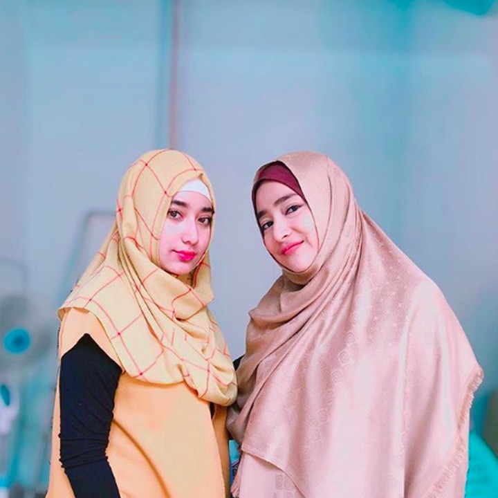 <p>Selain mirip, tak sedikit penggemar menilai keduanya seperti kakak adik. (Foto: Instagram @cindyfatikasari18)</p>