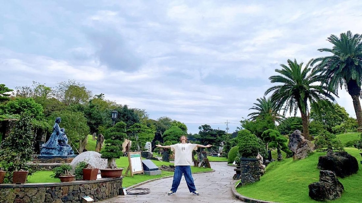 Beberapa potret RM BTS yang sedang menikmati liburannya di Korea dan terbang ke Eropa dan Italia versi Insertlive&period;