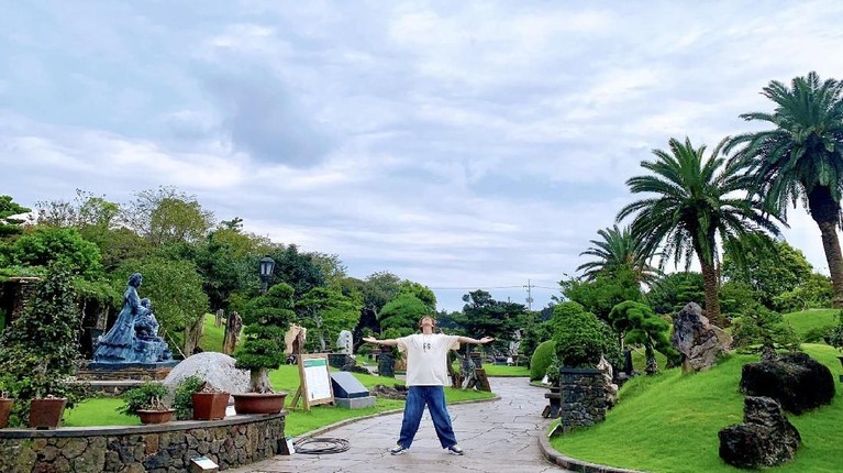 Intip 7 Momen RM BTS Liburan Keliling Korea & Eropa Beberapa potret RM BTS yang sedang menikmati liburannya di Korea dan terbang ke Eropa dan Italia versi Insertlive.
