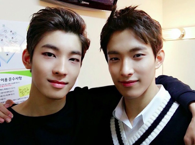 Tak Miliki Hubungan Darah, 8 Idol Ini Terlihat Seperti Saudara Kembar Siapa saja 8 pasang idol yang terlihat seperti saudara kembar? Intip foto-fotonya berikut ini.