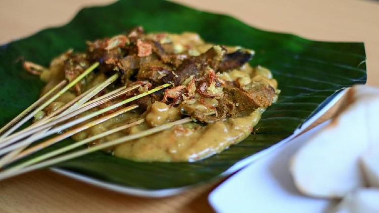 Sate Padang memang bikin ketagihan. Bunda setuju kan, sausnya benar-benar memanjakan lidah.
