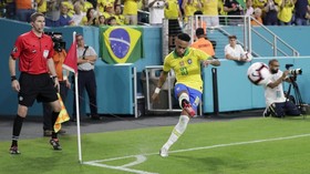 Momen Lucu Neymar Selamatkan Dani Alves dari Capung