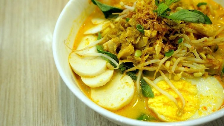 Resep Laksa Betawi, Aroma Khas Kelapa Sangrai dan Kemangi Laksa Betawi berkuah kental, juga beraroma khas kelapa sangrai dan wangi daun kemangi.