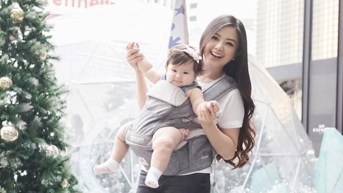 Seorang presenter&comma; Franda&comma; tengah ramai dibicarakan karena masalah nama anak&period; Berikut simak kehangatan Franda dan Zyvechia&period;