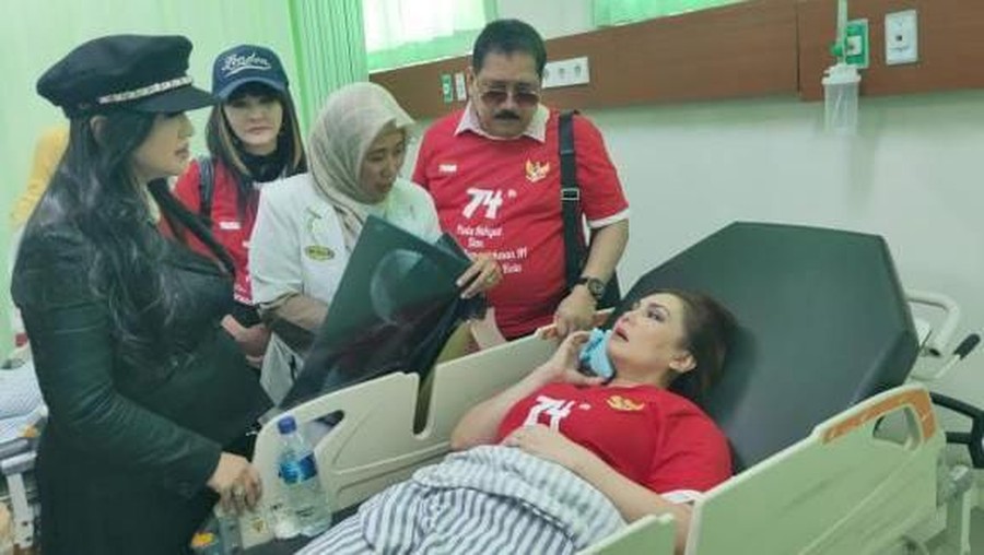 Nia Daniaty Kecelakaan, Begini Kronologinya Nia Daniaty diketahui mengalami kecelakaan di Bojonegoro, Jawa Timur. Begini kronologinya.