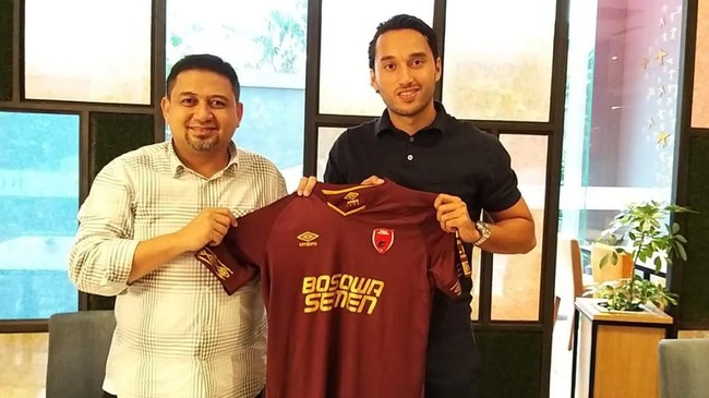 Penyerang naturalisasi Ezra Walian resmi bergabung dengan PSM Makassar, Sabtu (7/9). Ezra dikontrak selama 3,5 tahun di klub berjuluk Juku Eja tersebut.