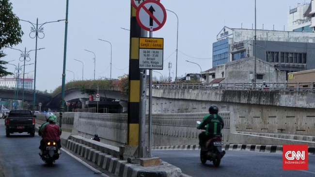 Kendaraan melintasi rambu pembatasan kendaraan ganjil-genap di Jalan Matraman. Jakarta, Minggu 8 September 2019. Pemprov DKI Jakarta secara resmi akan memberlakukan perluasan ganjil-genap di 25 ruas jalan pada haribSenin, 9 September 2019. CNN Indonesia/Andry Novelino