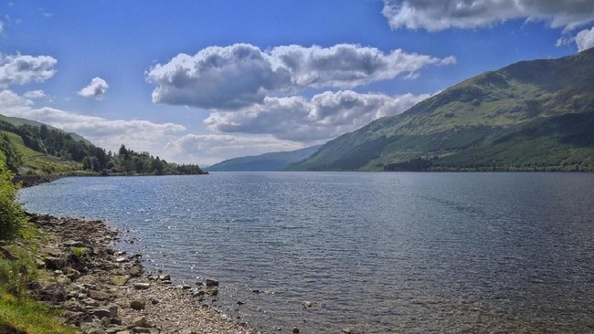 Selama ini banyak yang mengira kalau monster Loch Ness yang melegenda di Skotlandia merupakan makhluk gaib sampai saudara dinosaurus.