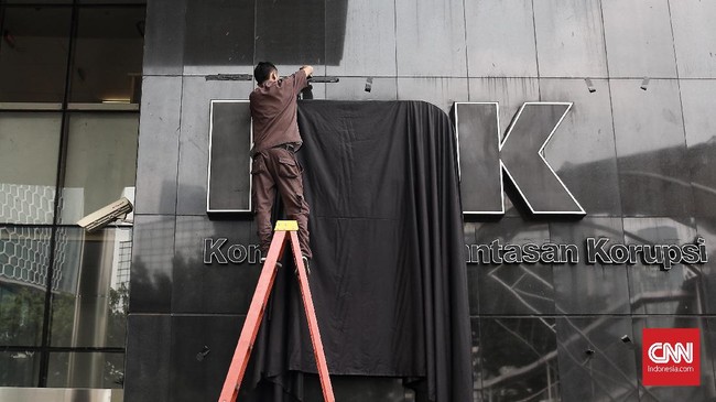 Keberadaan Dewan Pengawas di KPK dicurigai bakal jadi alat kepanjangan tangan presiden hingga sarana tebang pilih penindakkan kasus korupsi.