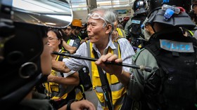 'Geng' Lansia Lindungi Pedemo dalam Kericuhan Hong Kong