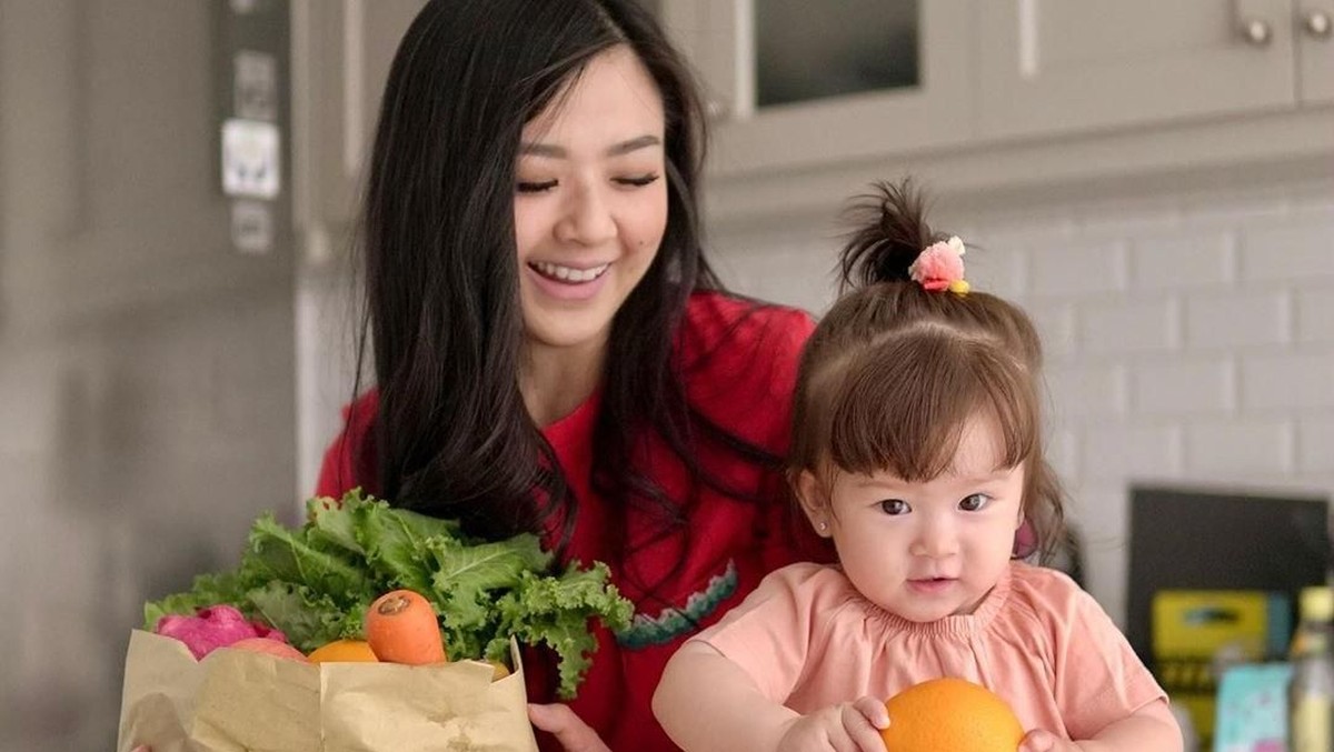 Seorang presenter&comma; Franda&comma; tengah ramai dibicarakan karena masalah nama anak&period; Berikut simak kehangatan Franda dan Zyvechia&period;