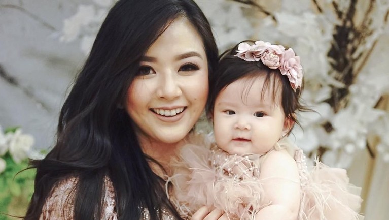 Seorang presenter, Franda, tengah ramai dibicarakan karena masalah nama anak. Berikut simak kehangatan Franda dan Zyvechia.