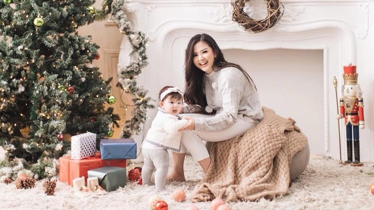 Seorang presenter&comma; Franda&comma; tengah ramai dibicarakan karena masalah nama anak&period; Berikut simak kehangatan Franda dan Zyvechia&period;