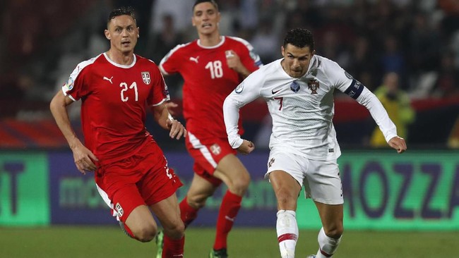 Gelandang Manchester United Nemanja Matic sengaja menunggu penyerang Portugal Cristiano Ronaldo keluar ruang ganti usai laga Kualifikasi Piala Eropa 2020.