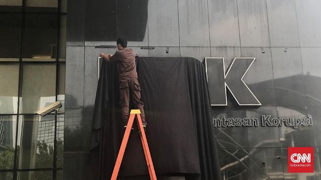 UU KPK Resmi Berlaku, OTT Dinilai Tak Bisa Lagi Digelar Pimpinan KPK khawatir tak bisa lagi melakukan OTT berdasarkan UU KPK hasil revisi yang hari ini sah berlaku. Presiden Jokowi diharapkan menerbitkan Perppu KPK.