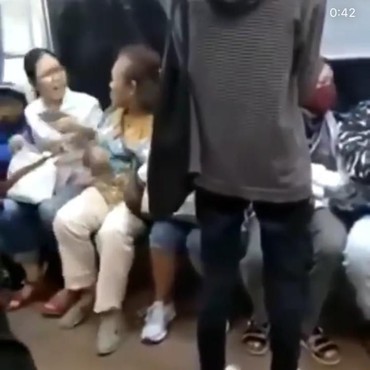 Ogah Dipanggil Nenek, Seorang Ibu Paruh Baya Murka di Dalam KRL
