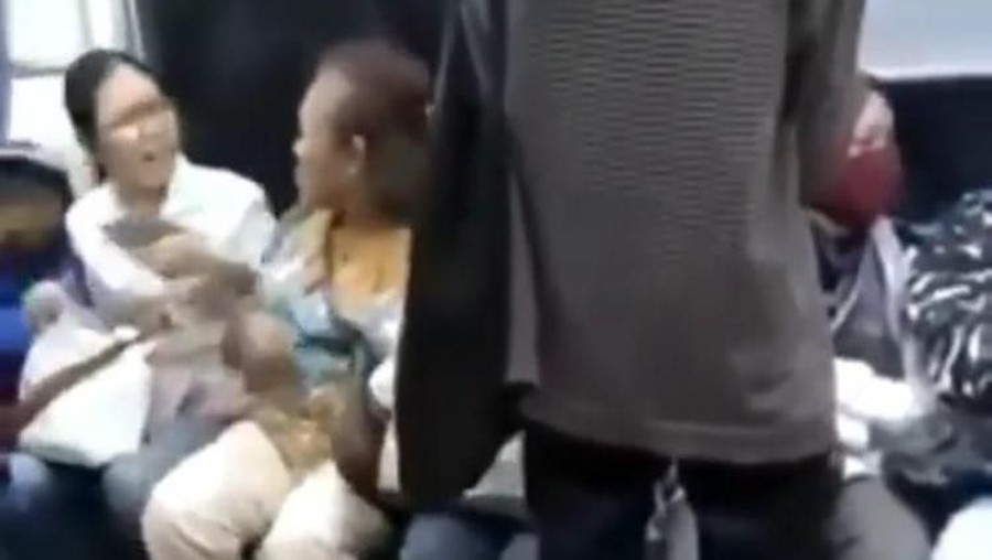 Ogah Dipanggil Nenek, Seorang Ibu Paruh Baya Murka di Dalam KRL Viral dua orang wanita bertengkar di KRL Commuter Line Indonesia.