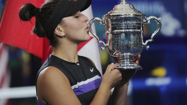 Petenis Kanada, Bianca Andreescu berhasil jadi juara grand slam US Open setelah mengalahkan Serena Williams dengan skor 6-3, 7-5.