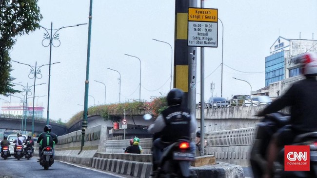 Kebijakan Aturan Ganjil Genap Motor di Masa PSBB Transisi Kendaraan melintasi rambu pembatasan kendaraan ganjil-genap di Jalan Matraman. Jakarta, Minggu 8 September 2019. Pemprov DKI Jakarta secara resmi akan memberlakukan perluasan ganjil-genap di 25 ruas jalan pada haribSenin, 9 September 2019. CNN Indonesia/Andry Novelino
