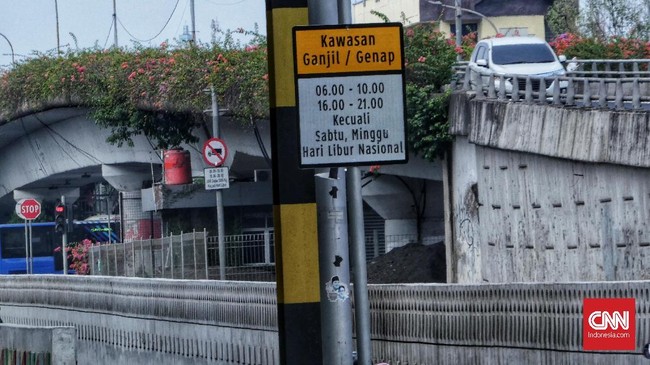 Kendaraan melintasi rambu pembatasan kendaraan ganjil-genap di Jalan Matraman. Jakarta, Minggu 8 September 2019. Pemprov DKI Jakarta secara resmi akan memberlakukan perluasan ganjil-genap di 25 ruas jalan pada haribSenin, 9 September 2019. CNN Indonesia/Andry Novelino