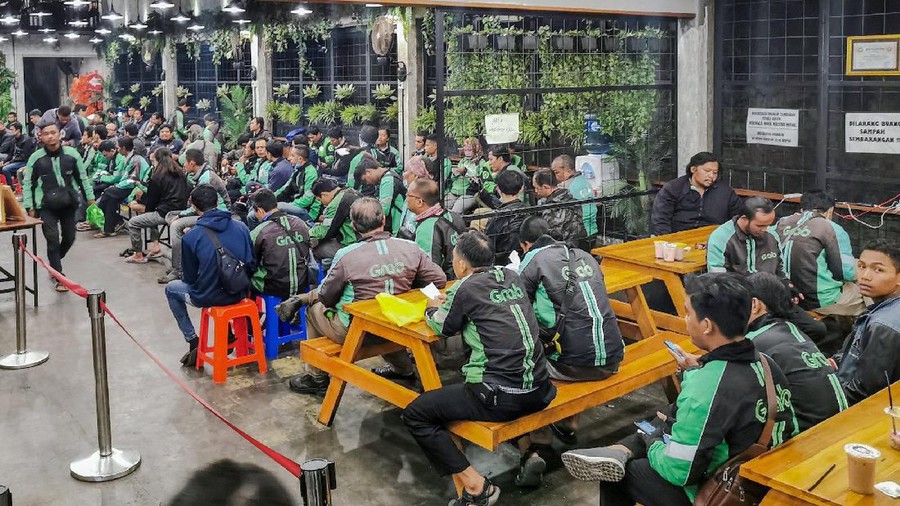 Turis asal Australia mengunggah foto restoran penuh dengan supir ojek online.