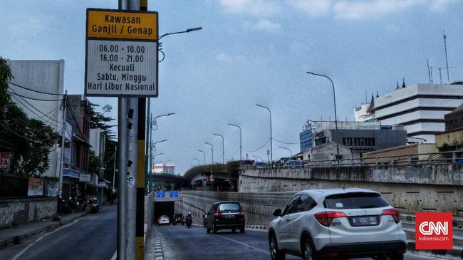 Kepala Dishub DKI Jakarta Syafrin Liputo menyebut ganjil-genap diterapkan untuk menopang aturan pembatasan karyawan di tempat kerja.