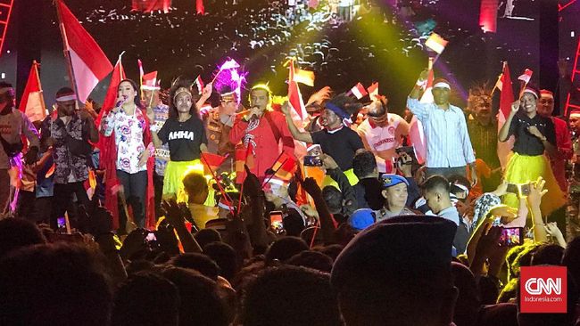 'Bapak Patah Hati Nasional' Didi Kempot mengingatkan penggemarnya, Sobat Ambyar, bahwa Papua adalah bagian dari Indonesia, Sabtu (7/9) di Semarang.